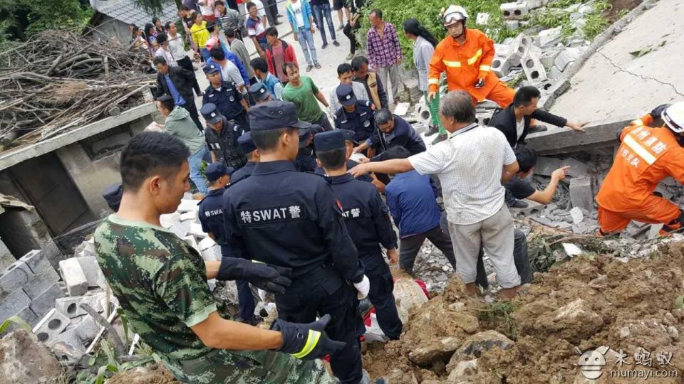 贵州:千余警力奋战纳雍张家湾地灾现场图片